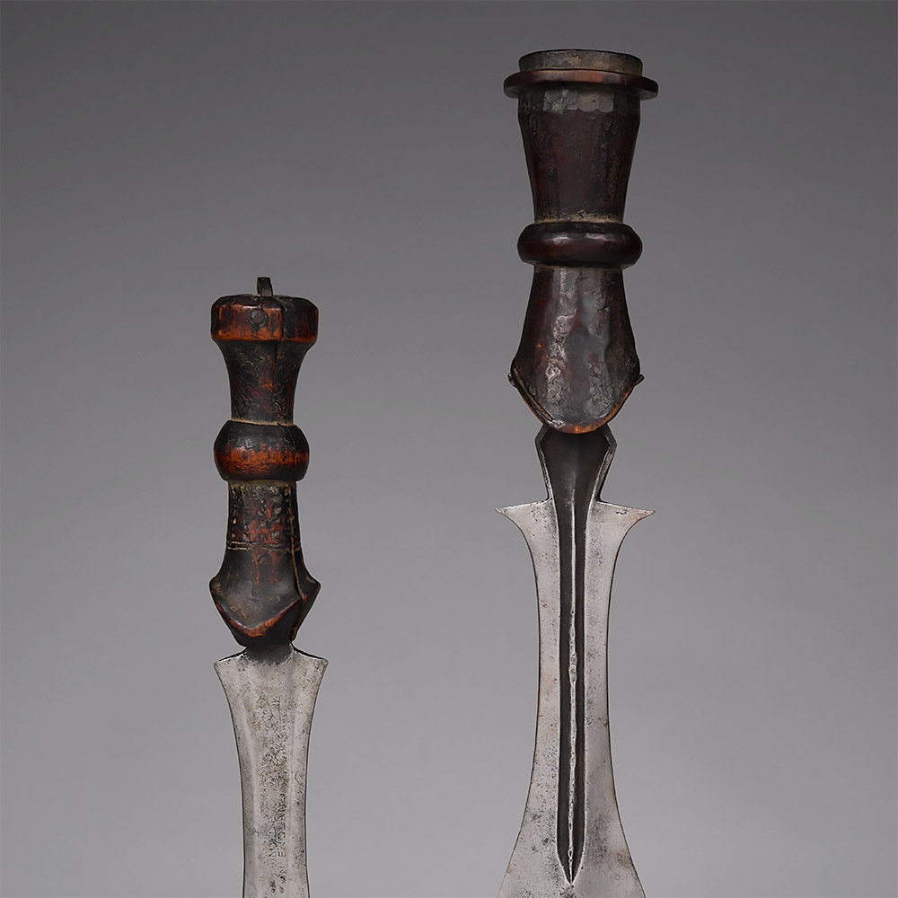 Pair of Symmetrical Knives L&eacute;l&eacute; / Wongo, West Kasa&iuml;, Central D.R. Congo