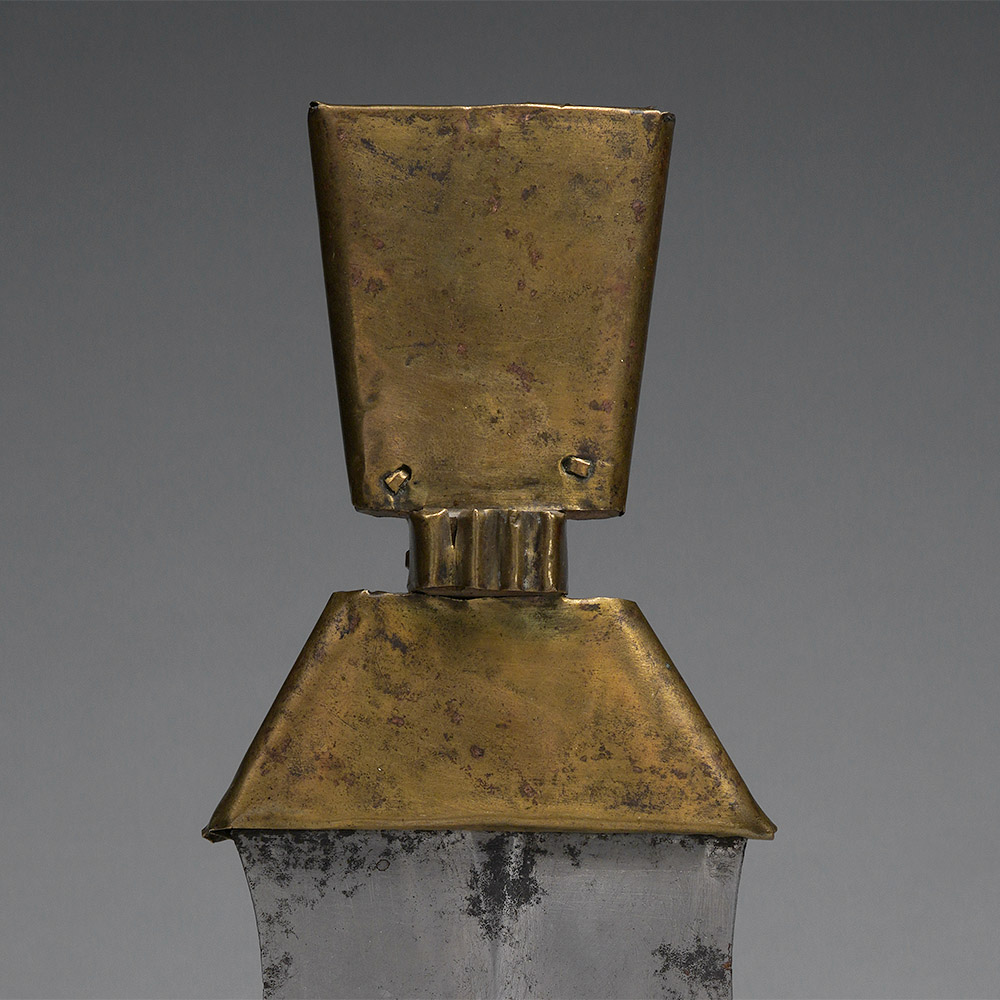 Brass-Plated Dagger Fang, Gabon